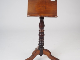 Vente aux enchères Lutrin XIXème tripode en noyer, plateau basculant et tournant. H. 100 