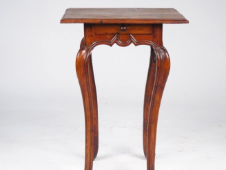 Vente aux enchères Table Régence en merisier, ouvrant à un tiroir en ceinture, pieds fort