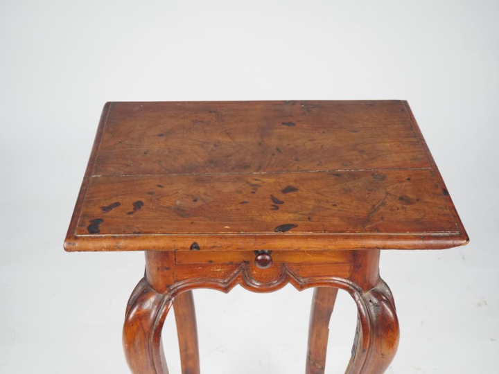 Table Régence en merisier, ouvrant à un tiroir en ceinture, pieds fort