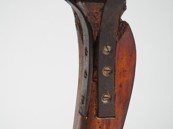 Table Régence en merisier, ouvrant à un tiroir en ceinture, pieds fort
