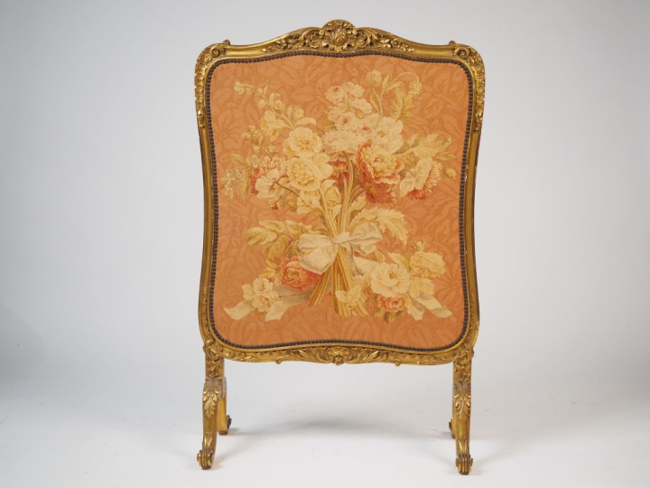 Ecran de cheminée de style Louis XV en bois sculpté et doré, à décor d
