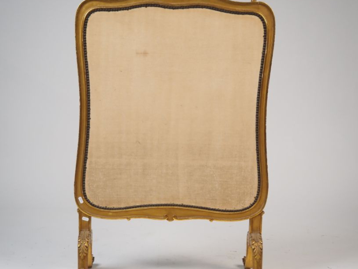 Ecran de cheminée de style Louis XV en bois sculpté et doré, à décor d