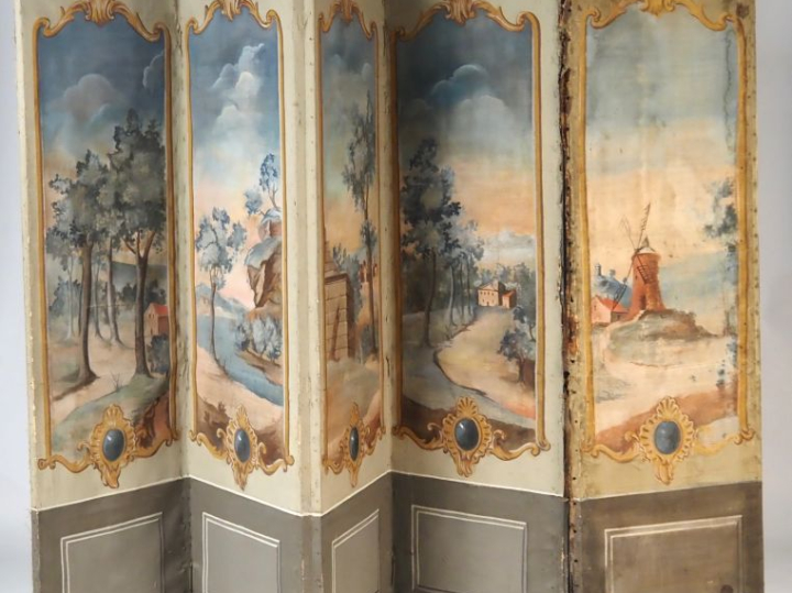Paravent en toile peinte de style Louis XV à décor de paysage, cinq br