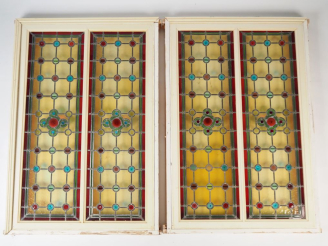 Vente aux enchères Paire de vitraux sur chassis, à décor de motifs géométriques. Dim. 150