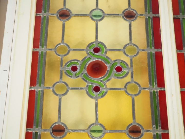 Paire de vitraux sur chassis, à décor de motifs géométriques. Dim. 150