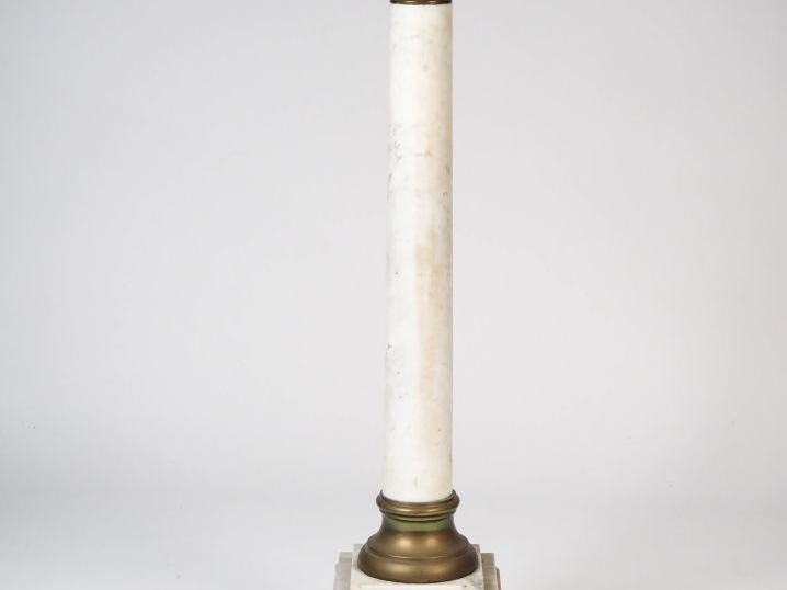 Sellette de style Empire en marbre blanc.  H. 113 cm  (manque un côté 