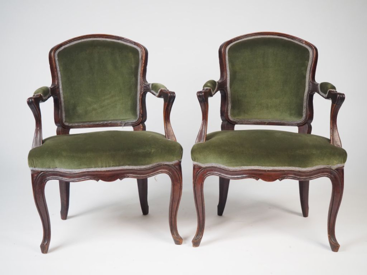 Paire de fauteuils cabriolets de style Louis XV, garniture de velours 