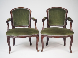 Vente aux enchères Paire de fauteuils cabriolets de style Louis XV, garniture de velours 