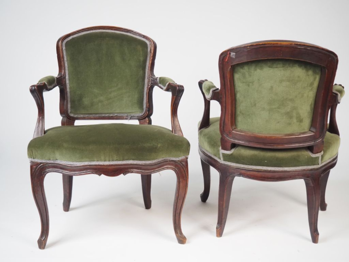 Paire de fauteuils cabriolets de style Louis XV, garniture de velours 