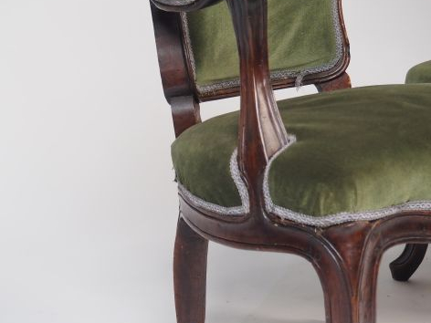 Paire de fauteuils cabriolets de style Louis XV, garniture de velours 