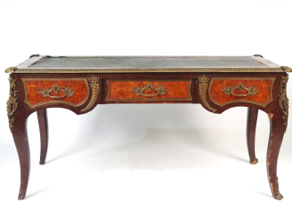 Vente aux enchères Grand bureau plat double faces de style Louis XV en marqueterie, riche