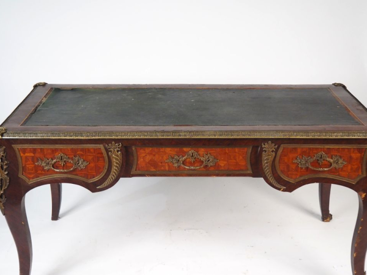 Grand bureau plat double faces de style Louis XV en marqueterie, riche