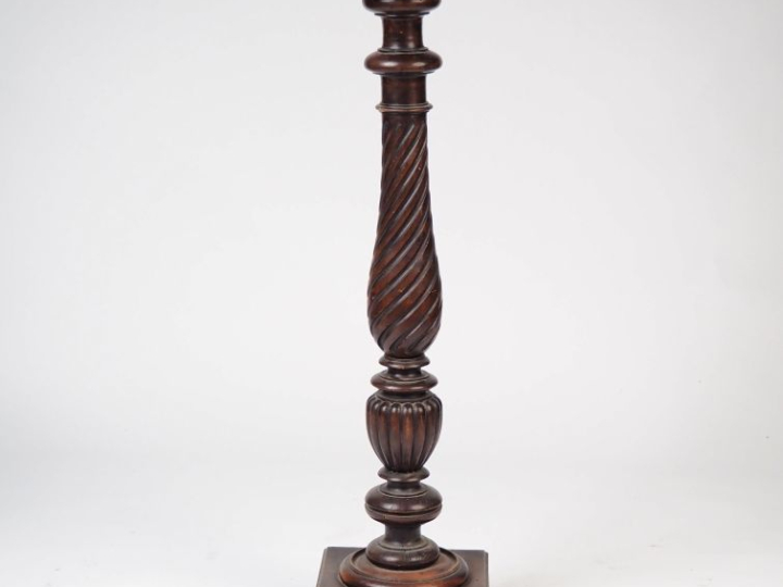 Sellette de style Henri II en bois naturel. H. 108 cm