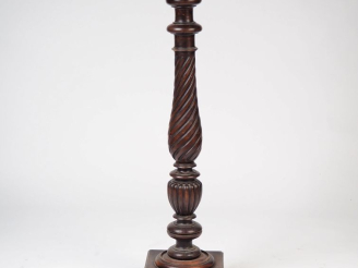 Vente aux enchères Sellette de style Henri II en bois naturel. H. 108 cm