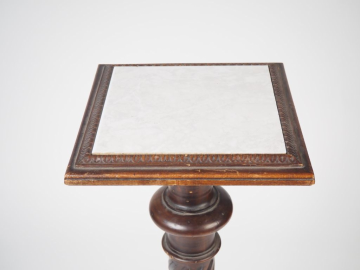 Sellette de style Henri II en bois naturel. H. 108 cm