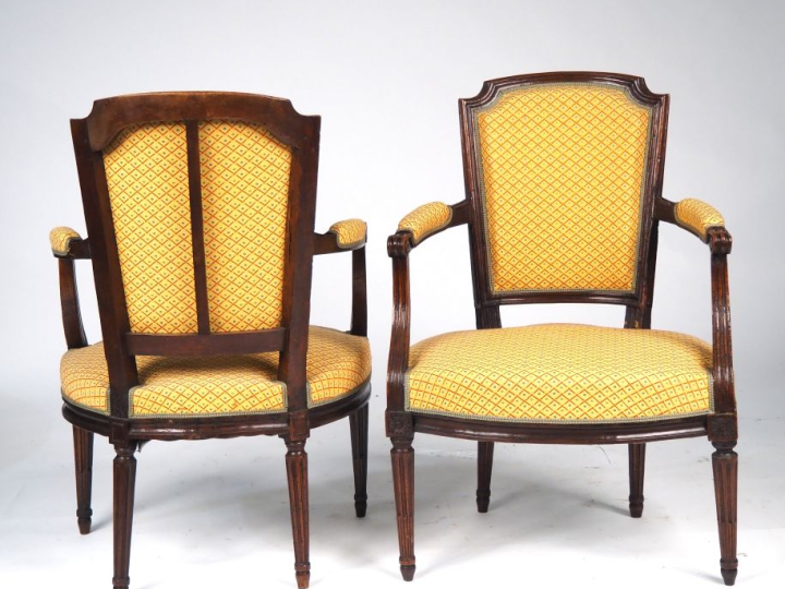 Paire de fauteuils cabriolet Louis XVI en bois naturel mouluré, garnit