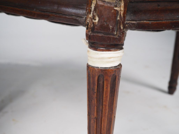 Paire de fauteuils cabriolet Louis XVI en bois naturel mouluré, garnit
