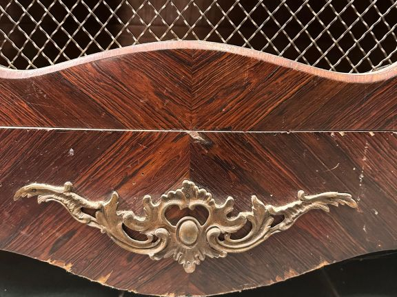 Bibliothèque de style Louis XV en marqueterie, ouvrant à trois portes 