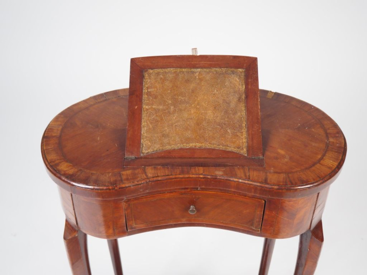 Petite liseuse de style Transition Louis XV-Louis XVI en marqueterie, 