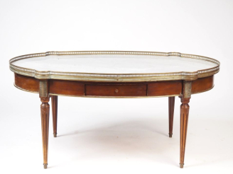 Vente aux enchères Table basse de style Louis XVI en acajou et placage d'acajou, pieds fu