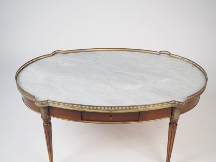 Table basse de style Louis XVI en acajou et placage d'acajou, pieds fu