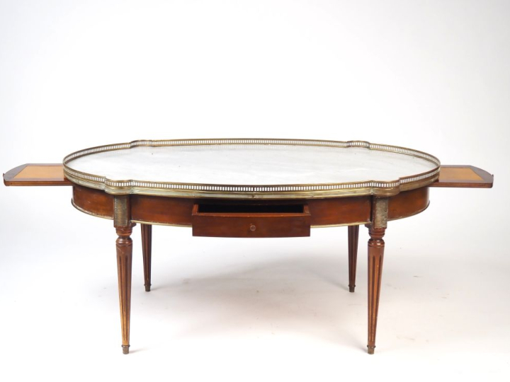 Table basse de style Louis XVI en acajou et placage d'acajou, pieds fu