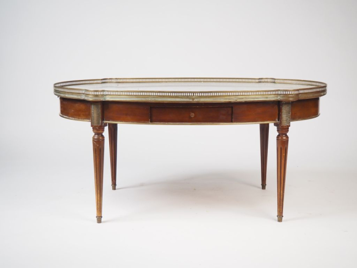 Table basse de style Louis XVI en acajou et placage d'acajou, pieds fu