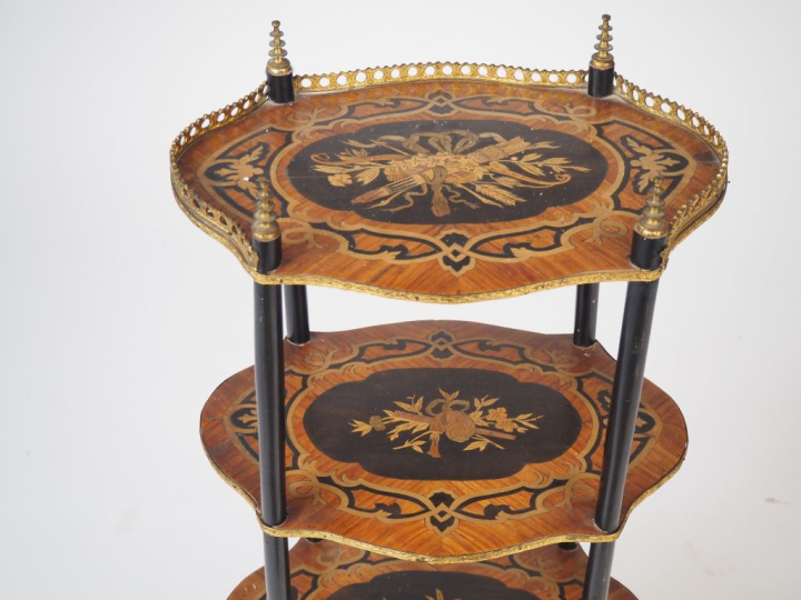 Guéridon Napoléon III, trois plateaux en marqueterie et bois noirci à 