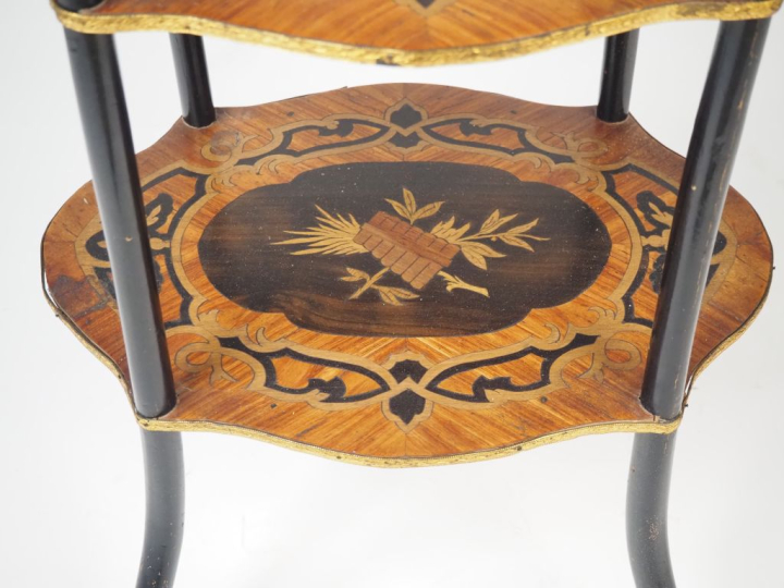 Guéridon Napoléon III, trois plateaux en marqueterie et bois noirci à 