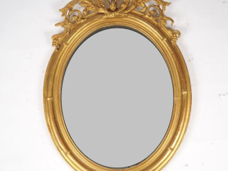 Vente aux enchères Glace médaillon Napoléon III en bois et stuc doré, fronton ajouré à dé