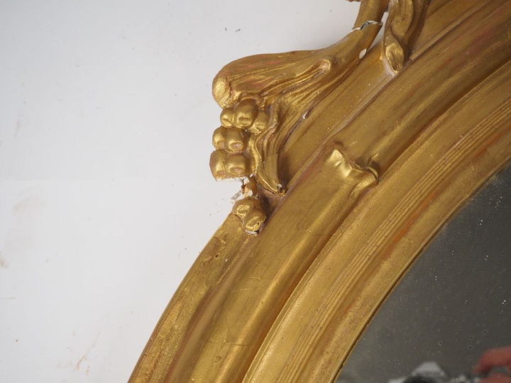 Glace médaillon Napoléon III en bois et stuc doré, fronton ajouré à dé