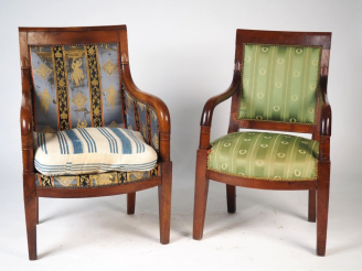 Vente aux enchères Salon Empire en noyer, accotoirs à colonnes détachées comprenant : une