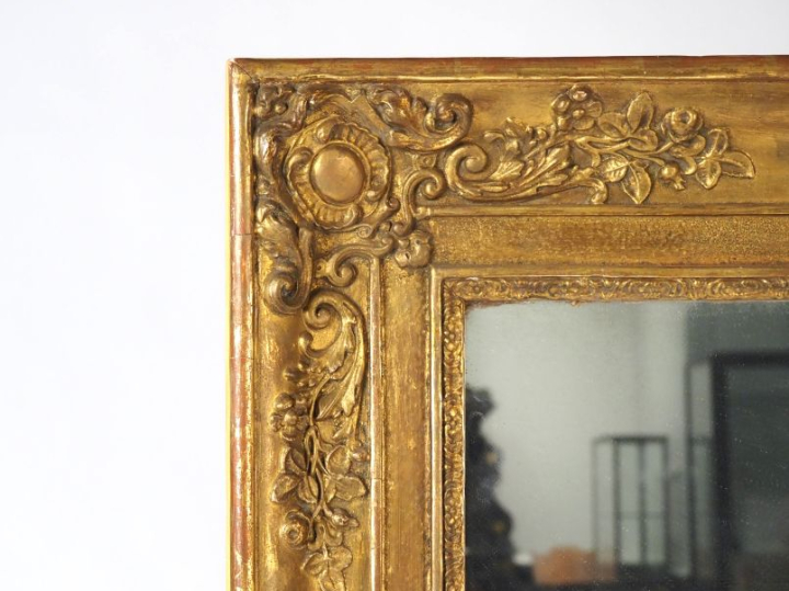 Glace de cheminée Napoléon III en bois et stuc doré, à décor de cartou