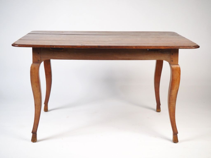 Table rustique Louis XV en merisier, pieds galbés. Dim. 73 x 93,5 x 13
