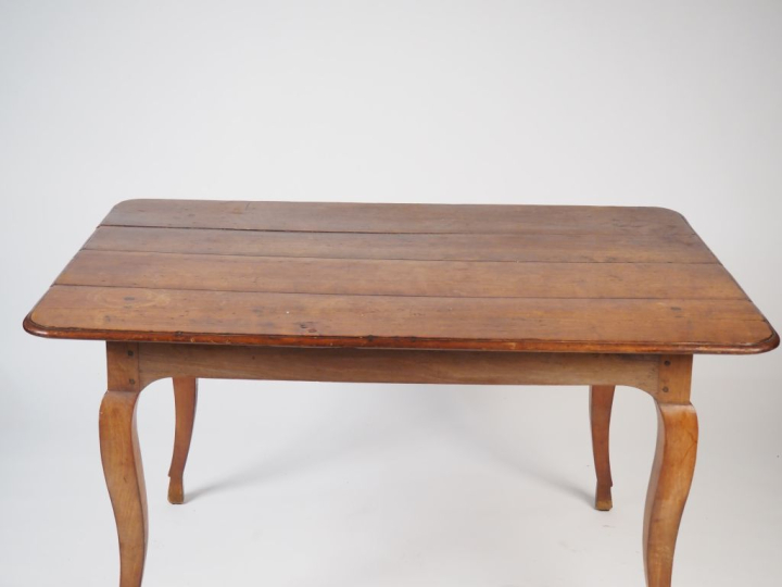 Table rustique Louis XV en merisier, pieds galbés. Dim. 73 x 93,5 x 13