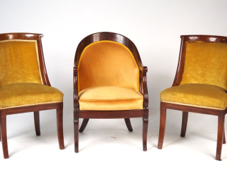 Vente aux enchères Paire de chaises gondole de style Empire en acajou, piétement sabre, g
