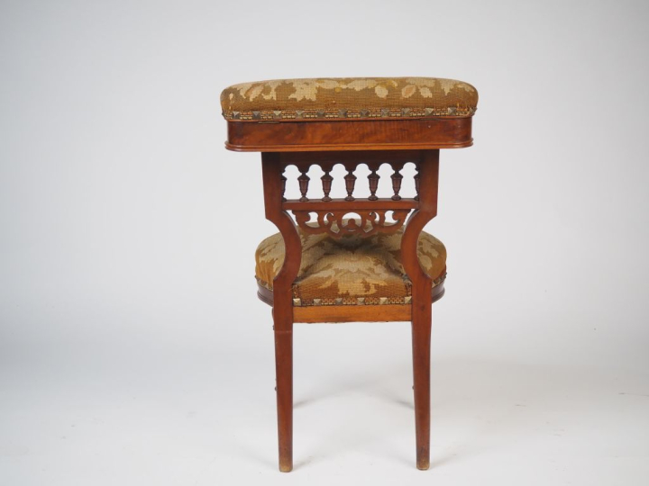 Chaise ponteuse Napoléon III en noyer, garniture de tapisserie. (pied 