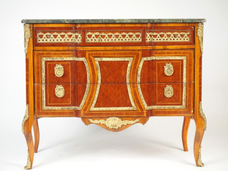 Vente aux enchères Commode de style transition Louis XV-Louis XVI en marqueterie, ouvrant