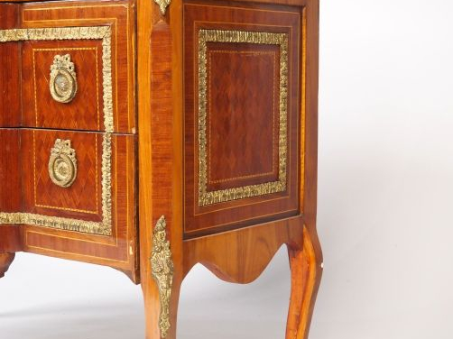 Commode de style transition Louis XV-Louis XVI en marqueterie, ouvrant