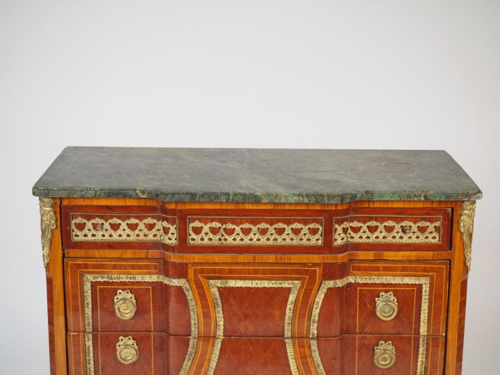 Commode de style transition Louis XV-Louis XVI en marqueterie, ouvrant