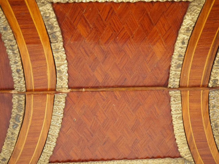 Commode de style transition Louis XV-Louis XVI en marqueterie, ouvrant