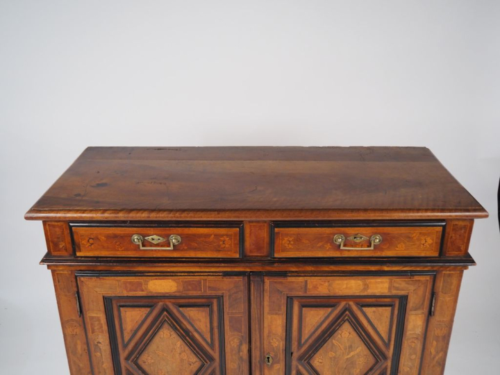 Buffet bas languedocien Louis XIII en noyer et marqueterie, à décor de