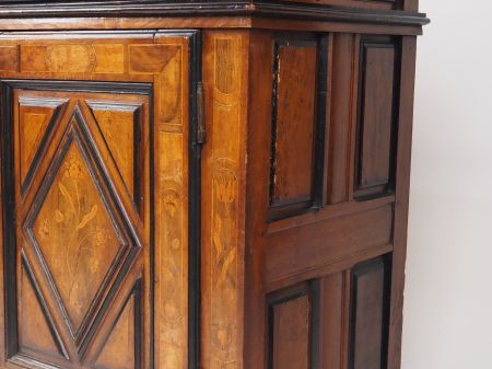 Buffet bas languedocien Louis XIII en noyer et marqueterie, à décor de
