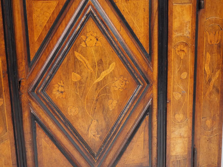 Buffet bas languedocien Louis XIII en noyer et marqueterie, à décor de