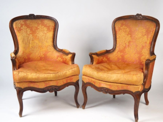 Vente aux enchères Paire de bergères de style Louis XV en noyer mouluré et sculpté, à déc