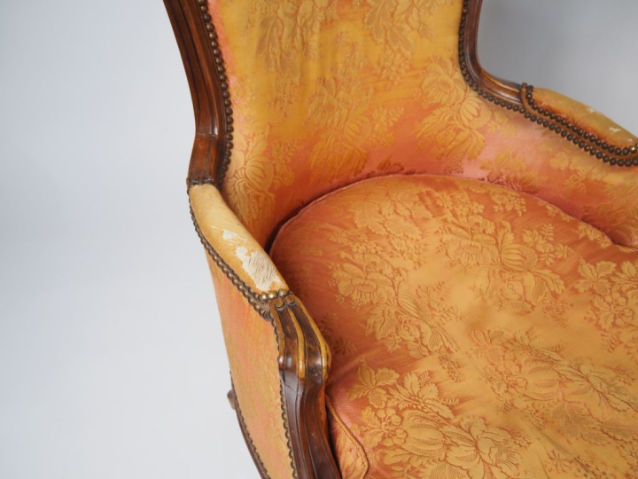 Paire de bergères de style Louis XV en noyer mouluré et sculpté, à déc