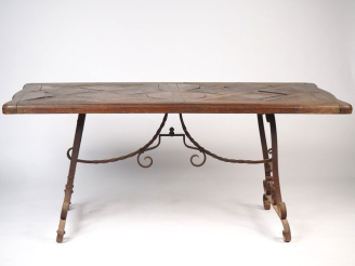 Vente aux enchères Table de salle à manger de style Louis XV, élégant piétement en fer fo
