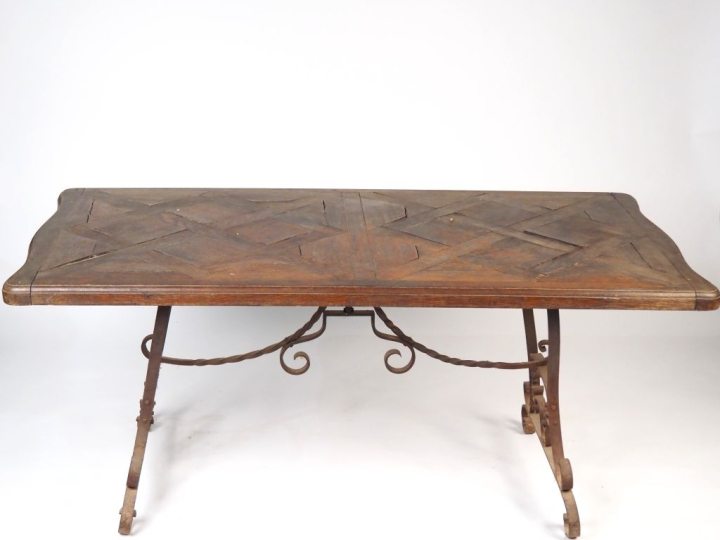 Table de salle à manger de style Louis XV, élégant piétement en fer fo