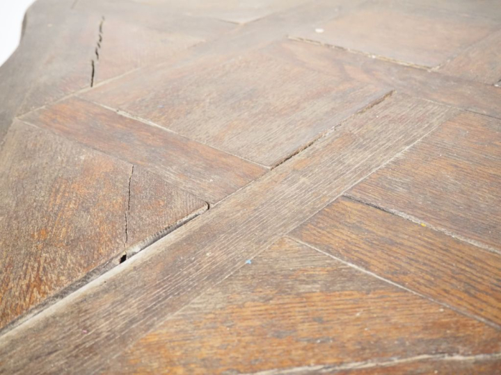 Table de salle à manger de style Louis XV, élégant piétement en fer fo