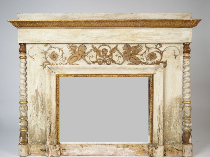 Miroir cadre en bois laqué gris, à décor de griffons, montants à colon